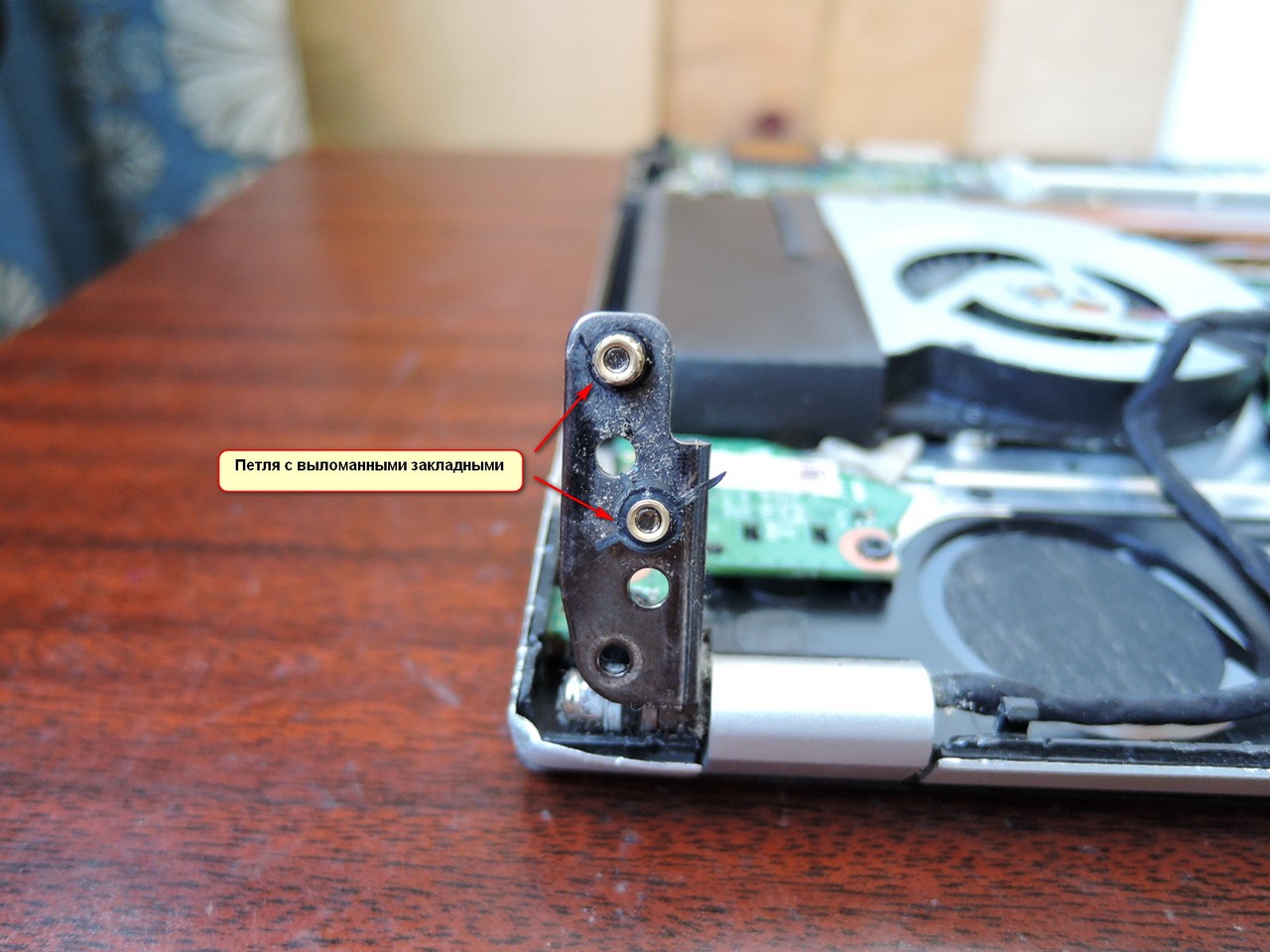 Разборка ноутбука Asus N56 - cломанное крепление петель дисплея